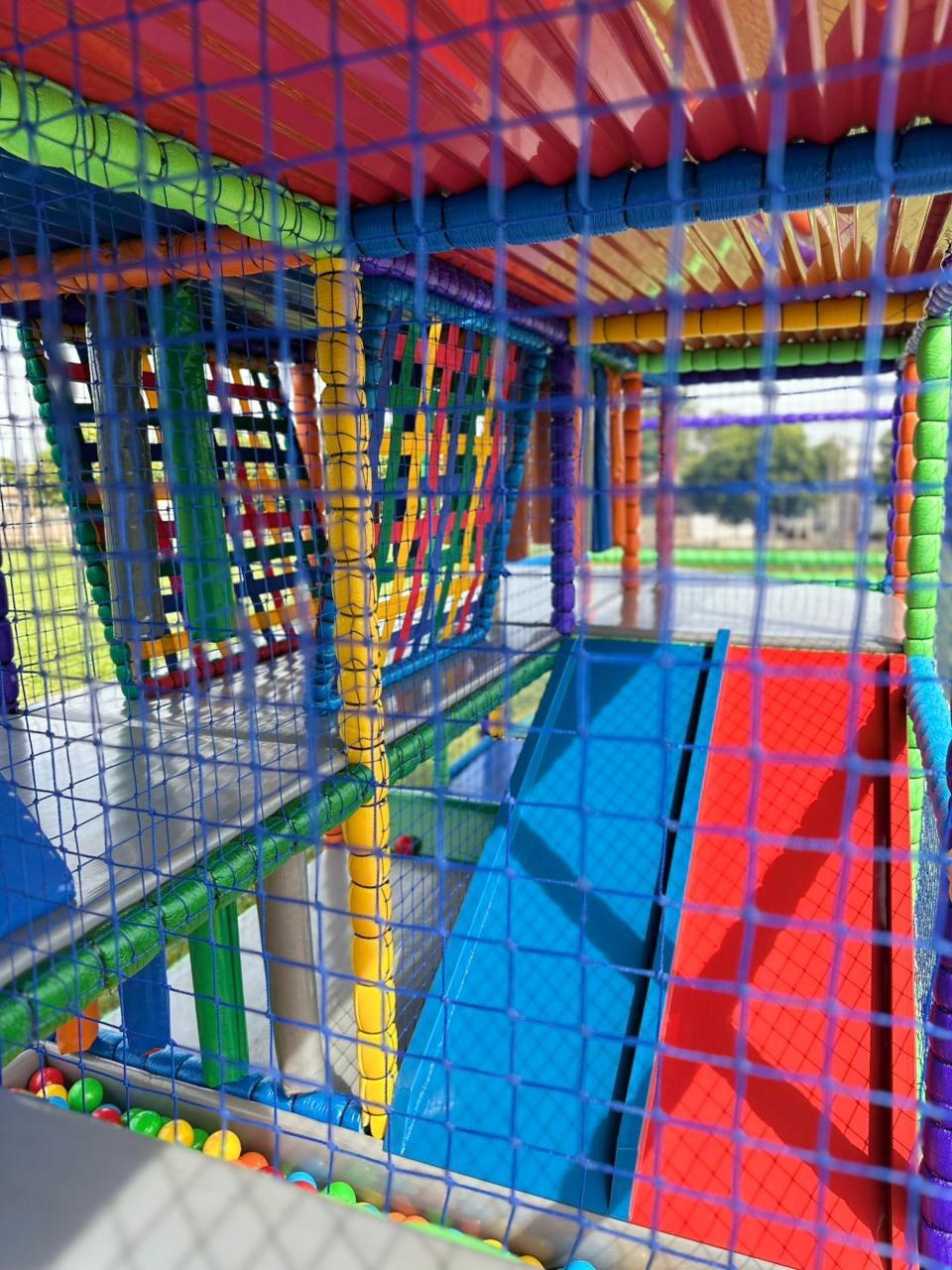 Vista do pavimento superior da Carreta Playground Land Toys com redes de proteção e rampas