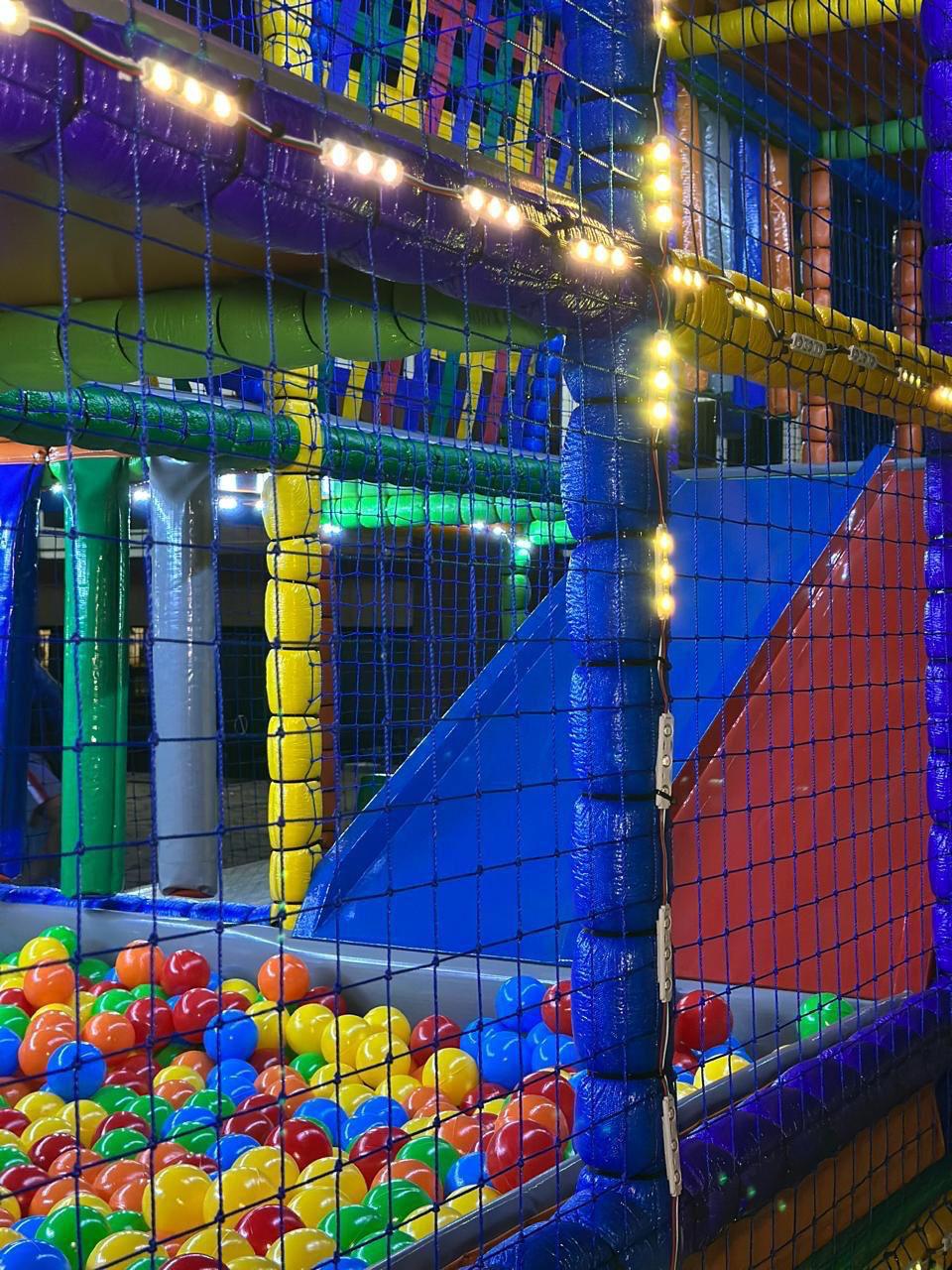 Rampas internas e redes de proteção da Carreta Playground Land Toys iluminadas por LED quente à noite