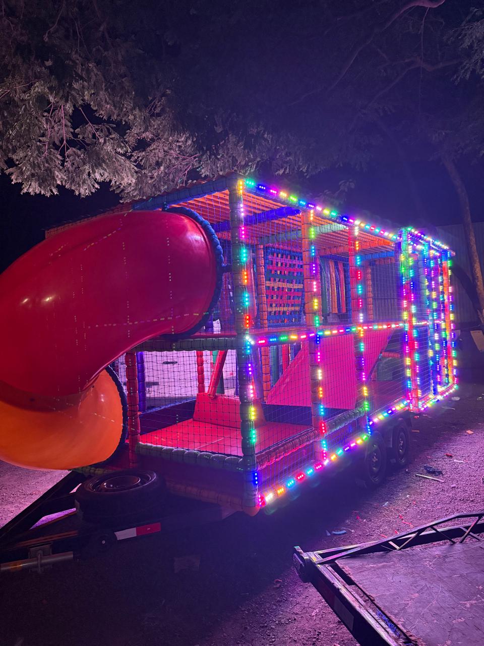 Carreta Playground Land Toys com iluminação LED em todo o perímetro durante a noite