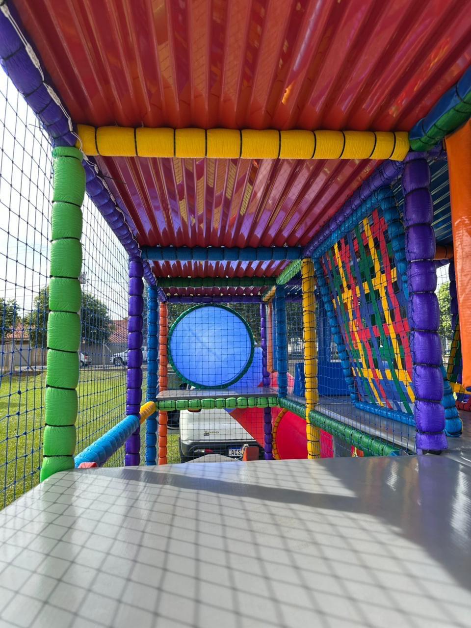 Passagem circular e teto colorido no percurso interno da Carreta Playground Land Toys