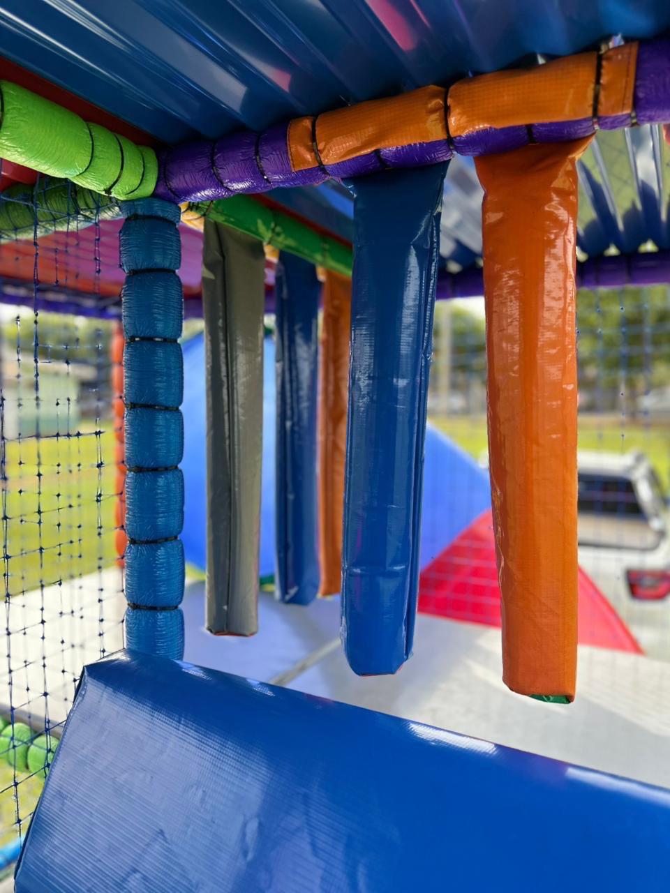 Obstáculos suspensos acolchoados no interior da Carreta Playground Land Toys