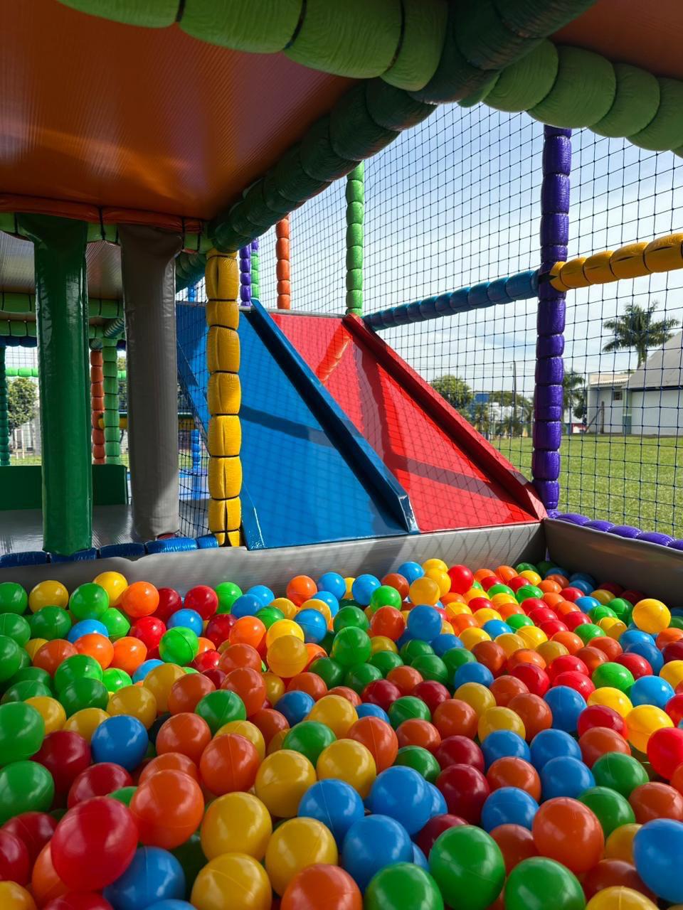 Piscina de bolinhas e escorregador interno da Carreta Playground Land Toys