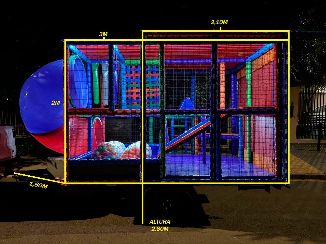 Carreta Playground Land Toys iluminada com LED à noite com marcações de medidas